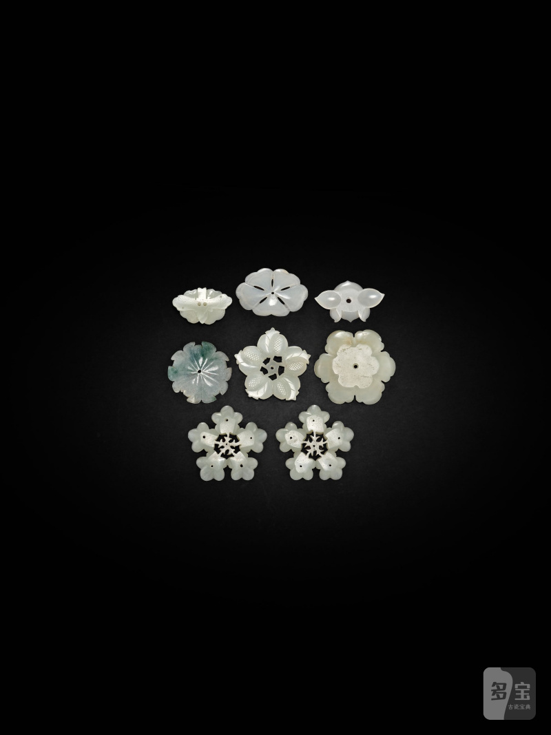 明/清　玉花片一組八件 | A GROUP OF EIGHT JADE FLORAL ORNAMENTS - 图2